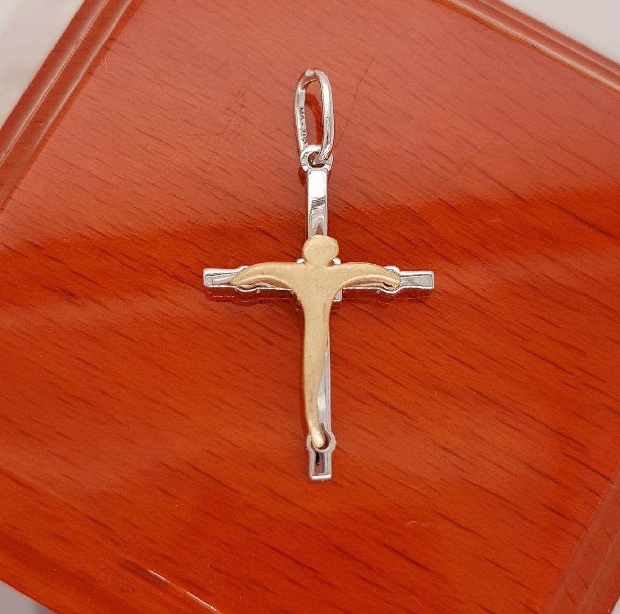 Cruz con Cristo Amarillo - Oro Blanco 14k