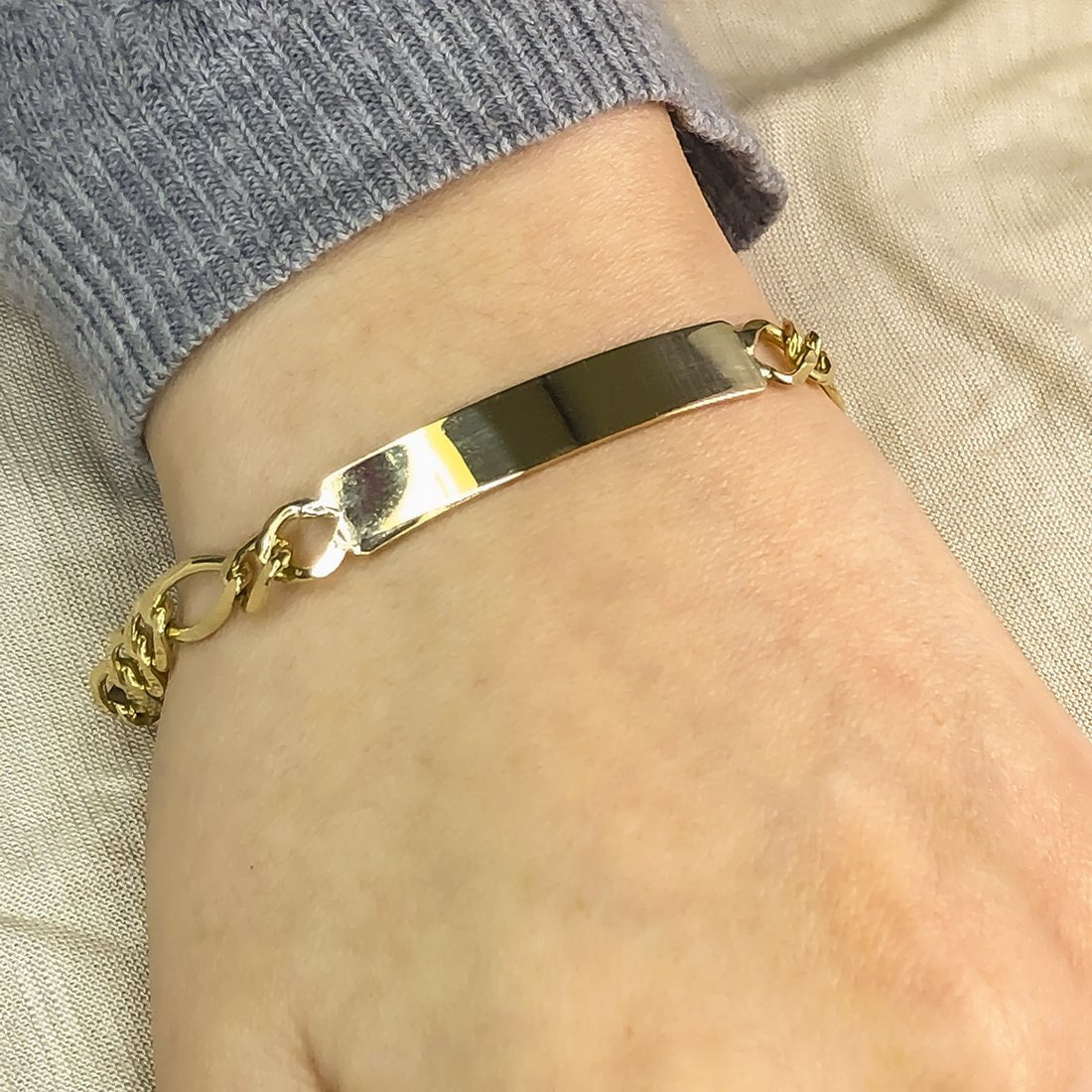 Esclava Cartie Oro 10k, palca Lisa 18 cm de Largo, Ancho 7 mm, Oro 10k