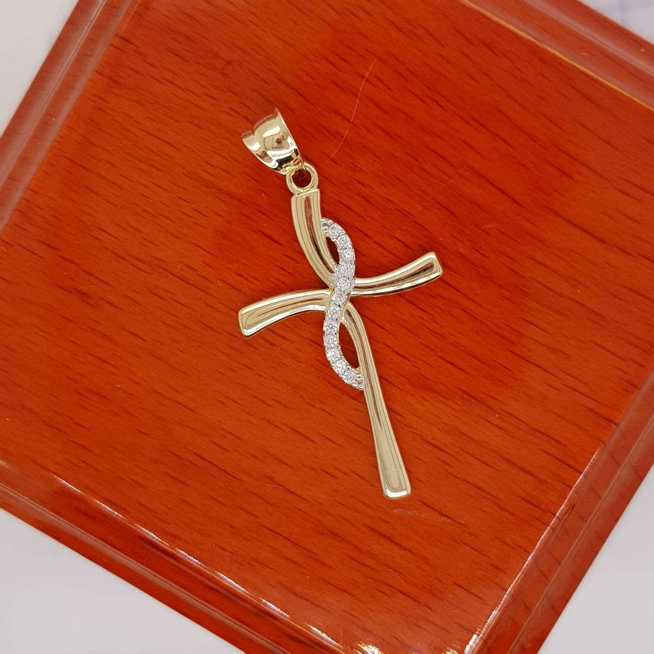 Cruz Curveada con Zirconias - Oro 14k